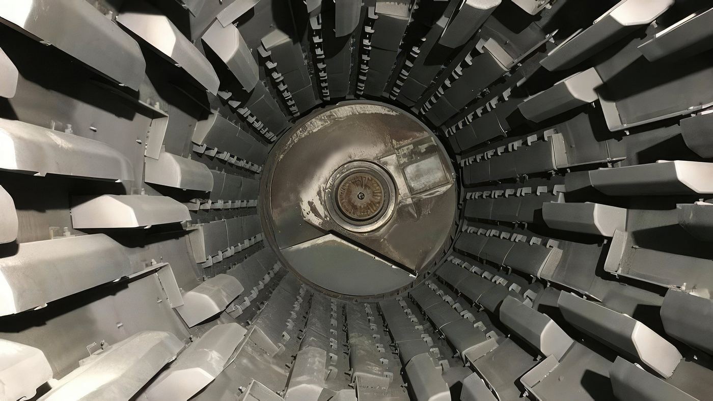 Lined rotor and casing in an asphalt plant